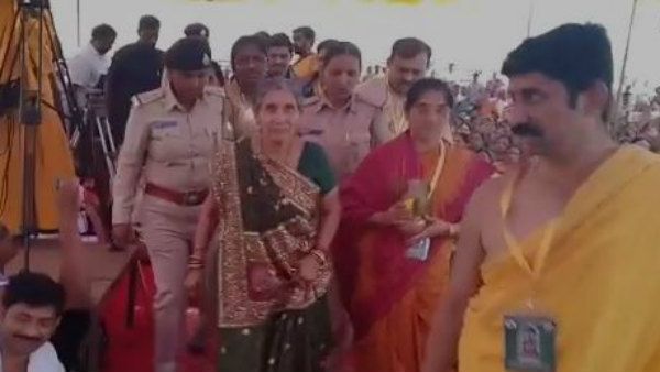 ರಾಮಚಂದ್ರಾಪುರ ಮಠದ ಕೃಷ್ಣಾರ್ಪಣಕ್ಕೆ ಬಂದ ಮೋದಿ ಪತ್ನಿ