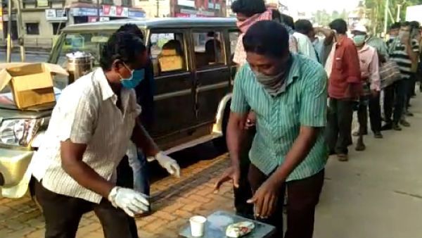 ಉಡುಪಿಯಲ್ಲಿ ಸಮಾಜ ಸೇವಕನಿಂದ ಬಡವರಿಗೆ ಉಪಾಹಾರ ವಿತರಣೆ