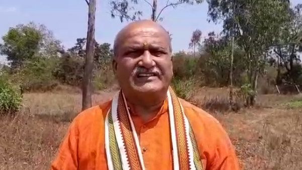 ಕುರಿ, ಕೋಳಿಗಳನ್ನು ಹಲಾಲ್ ಮಾಡದಂತೆ ತಿನ್ನಿ: ಮುತಾಲಿಕ್ ಕರೆ