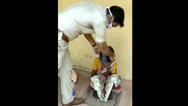 ಶಿವಮೊಗ್ಗದಲ್ಲಿ ವೃದ್ಧೆಗೆ ಮಾಸ್ಕ್ ನೀಡಿದ ಪಿಎಸ್ಐ ಕಾರ್ಯಕ್ಕೆ ಶ್ಲಾಘನೆ