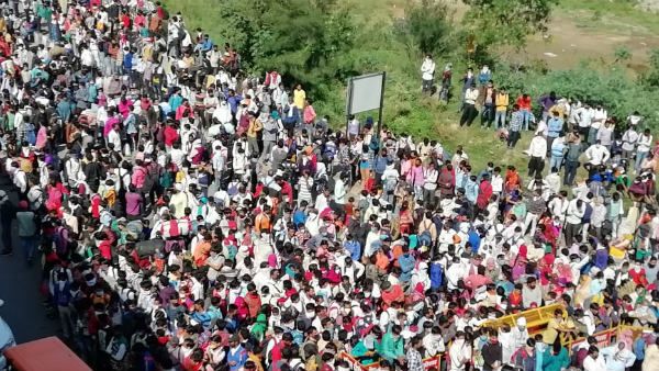 ಲಾಕ್‌ಡೌನ್‌ ನಡುವೆ ಜನಜಂಗುಳಿ ಕ್ರಿಯೇಟ್ ಮಾಡಿದ ಯುಪಿ ಸರ್ಕಾರ!