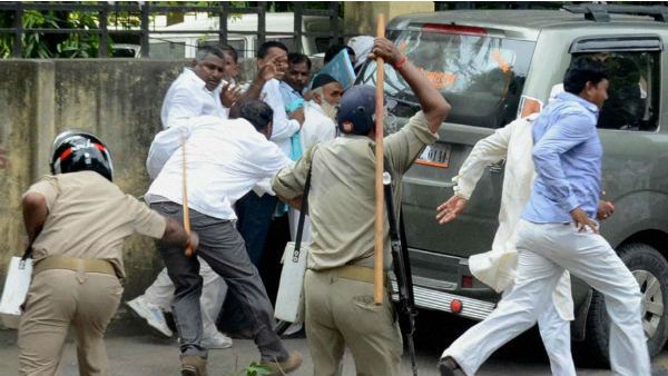 ಲಾಠಿ ರುಚಿ ತೋರಿಸಿದ ಕರ್ನಾಟಕ ಪೊಲೀಸರ ವಿರುದ್ಧ ಪಿಐಎಲ್