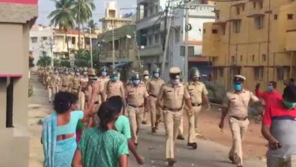 ರಾಮನಗರದಲ್ಲಿ ಪೊಲೀಸರ ಮೇಲೆ ಹೂ ಮಳೆಗೆರೆದ ಸಾರ್ವಜನಿಕರು