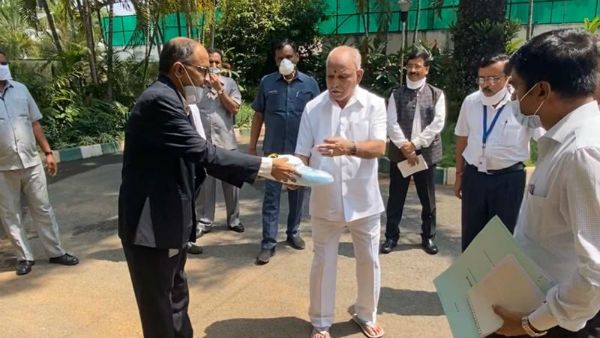 ರಾಜ್ಯ ಸರ್ಕಾರಕ್ಕೆ 3 ಸಾವಿರ ಪಿಪಿಇ ಕಿಟ್ ನೀಡಿದ ಟಿವಿಎಸ್ ಮೋಟರ್ಸ್