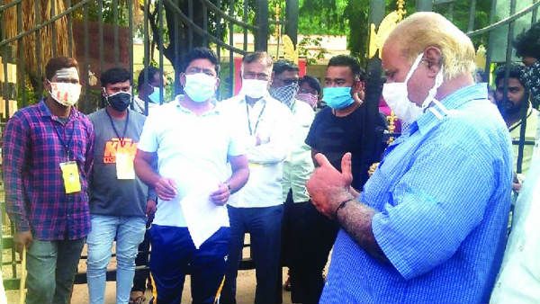 ದಾವಣಗೆರೆಯಲ್ಲಿ ಹಾಲಿಗಾಗಿ ಮುಗಿಬಿದ್ದ ಜನರು