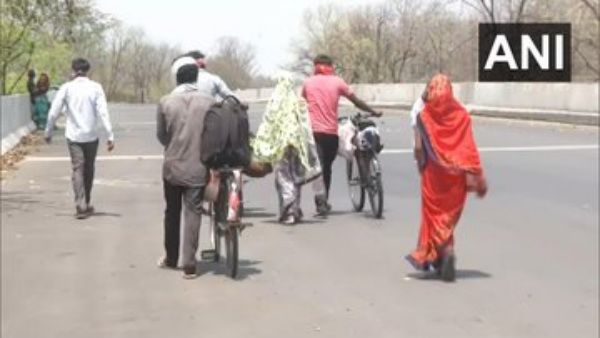 ನಡೆದುಕೊಂಡೆ ಊರ ಕಡೆ ಮುಖ ಮಾಡಿದ ವಲಸೆ ಕಾರ್ಮಿಕರು