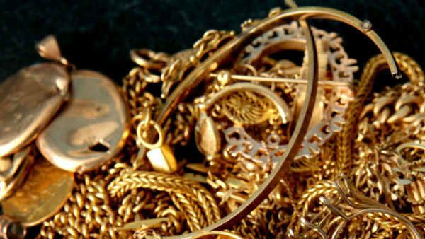 ಮಡಿಕೇರಿಯಲ್ಲಿ ಜನ ಮಲಗಿದ್ದಾಗ ಚಿನ್ನ, ನಗದು ದೋಚಿದ ಕಳ್ಳರು