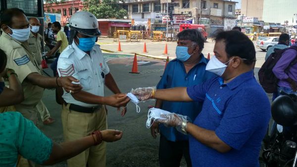 ಉಚಿತ ಊಟ, ನೀರು, ಮಾಸ್ಕ್ ಒದಗಿಸುವ ಘೋಷಣೆ ಮಾಡಿದ MLC ಶರವಣ