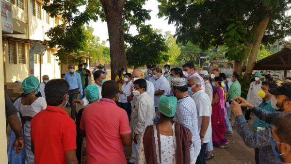 ಕೊರೊನಾ ಮಾರ್ಗಸೂಚಿಗಳನ್ನೇ ಗಾಳಿಗೆ ತೂರಿದ ಸಚಿವ ಹೆಬ್ಬಾರ್