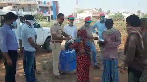 ಹರಿಹರದಲ್ಲಿ ನಿರ್ಗತಿಕರಿಗೆ ಊಟ ವಿತರಿಸಿ ಮಾನವೀಯತೆ ಮೆರೆದ ಪಿಎಸ್ಐ