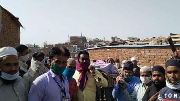 ಹಿಂದೂ ವ್ಯಕ್ತಿಯ ಅಂತ್ಯಕ್ರಿಯೆಗೆ ಹೆಗಲು ಕೊಟ್ಟ ಮುಸ್ಲಿಂ ಬಾಂಧವರು