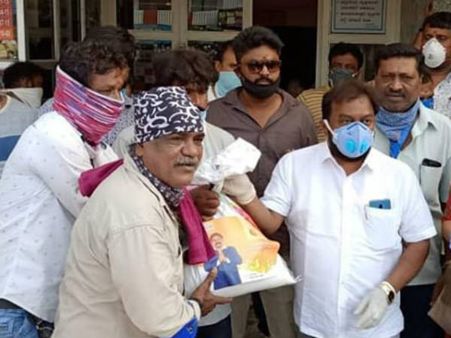 ಅಕ್ಷಯ ತೃತೀಯಕ್ಕೆ ಚಿತ್ರರಂಗದ ಕಾರ್ಮಿಕರಿಗೆ ದಿನಸಿ ವಿತರಿಸಿದ ಎಂಎಲ್ಸಿ ಶರವಣ