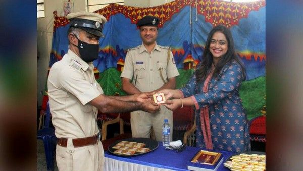 ಪೊಲೀಸ್‌ ಸಿಬ್ಬಂದಿಗೆ ಬೆಳ್ಳಿ ನಾಣ್ಯದ ಗಿಫ್ಟ್ ನೀಡಿದ ಶೃತಿ ನಾಯ್ಡು