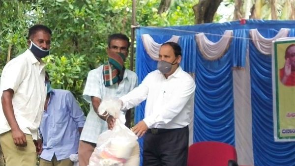 ರಾಮನಗರ: ಕಷ್ಟದಲ್ಲಿದ್ದ ಜಾನಪದ ಕಲಾವಿದರಿಗೆ ದಿನಸಿ ಕಿಟ್ ವಿತರಣೆ