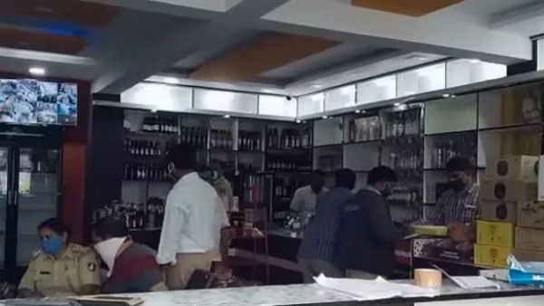 ಮೈಸೂರಲ್ಲಿ ಬೆಳ್ಳಂಬೆಳಿಗ್ಗೆ ಅಬಕಾರಿ ಅಧಿಕಾರಿಗಳಿಂದ ಬಾರ್‌ ರೇಡ್