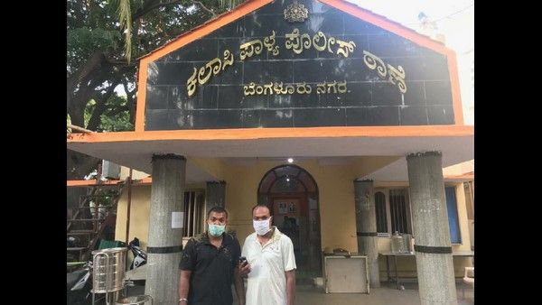 ಕಾರ್ಪೊರೇಟರ್ ಪತಿ ಮೇಲೆ ಸಗಣಿ ಎಸೆತ: ಕಲಾಸಿಪಾಳ್ಯದಲ್ಲಿ ಹೈಡ್ರಾಮಾ!