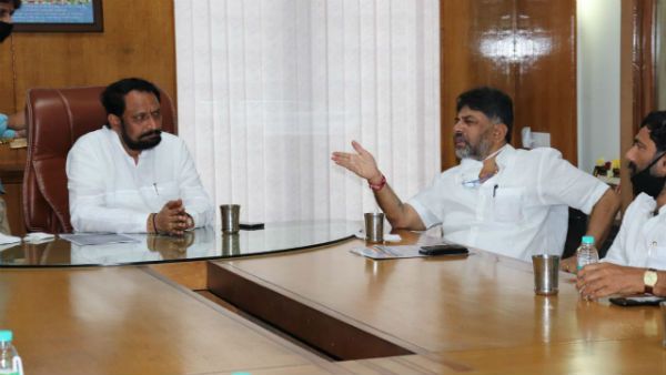 ಕೆಪಿಸಿಸಿ ಚೆಕ್ ವಿವಾದ: ಸಾರಿಗೆ ಸಚಿವ ಲಕ್ಷ್ಮಣ ಸವದಿ ಭೇಟಿ ಮಾಡಿದ ಡಿಕೆಶಿ