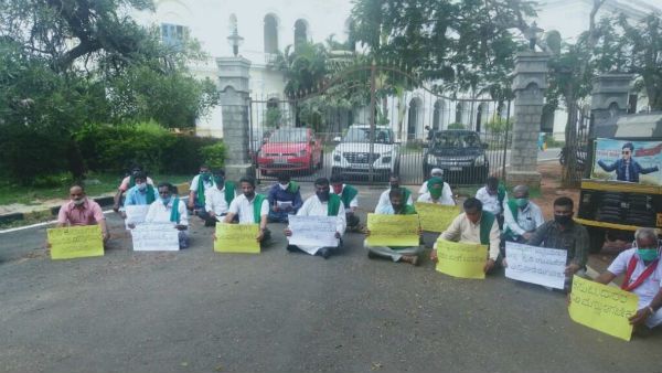 ಎಪಿಎಂಸಿ ಕಾಯ್ದೆ ತಿದ್ದುಪಡಿ ವಿರೋಧಿಸಿ ರೈತರಿಂದ ಪ್ರತಿಭಟನೆ