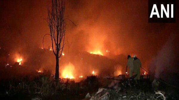 ದೆಹಲಿಯ ಕೊಳೆಗೇರಿಯಲ್ಲಿ ಅಗ್ನಿ ಅವಘಡ: 150 ಕ್ಕೂ ಹೆಚ್ಚು ಗುಡಿಸಲು ಭಸ್ಮ