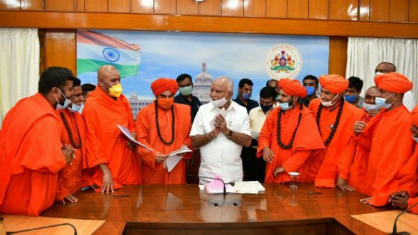 ಲಿಂಗಾಯಿತ ಶ್ರೀಗಳಿಂದ ಮುಖ್ಯಮಂತ್ರಿ ಪರಿಹಾರ ನಿಧಿಗೆ ದೇಣಿಗೆ