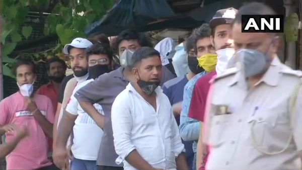 2 ದಿನ ಕಳೆದರೂ ಕಡಿಮೆಯಾಗಲಿಲ್ಲ ಮದ್ಯದಂಗಡಿ ಮುಂದಿನ ಕ್ಯೂ