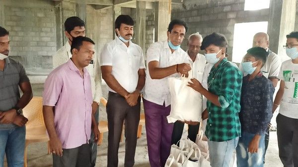 ಎಚ್ಡಿಡಿ ಹುಟ್ಟುಹಬ್ಬ: ಬಡವರಿಗೆ ದಿನಸಿ ಕಿಟ್ ವಿತರಿಸಿದ ಅಭಿಮಾನಿಗಳು