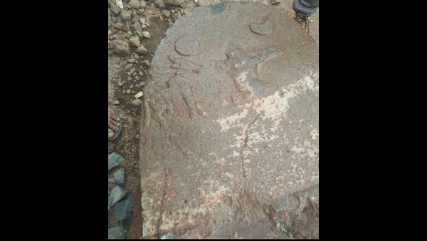 ಬೆಳಗಾವಿಯಲ್ಲಿ ಬಸ್ ನಿಲ್ದಾಣ ನಿರ್ಮಾಣ ಕಾಮಗಾರಿ ವೇಳೆ ಪುರಾತನ ಶಿಲಾ ಶಾಸನ ಪತ್ತೆ