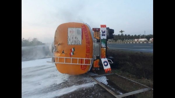 ಟೈಯರ್ ಬ್ಲಾಸ್ಟ್: ಚಿತ್ರದುರ್ಗದಲ್ಲಿ ಹೊತ್ತಿ ಉರಿದ ಸ್ಪಿರಿಟ್ ಟ್ಯಾಂಕರ್