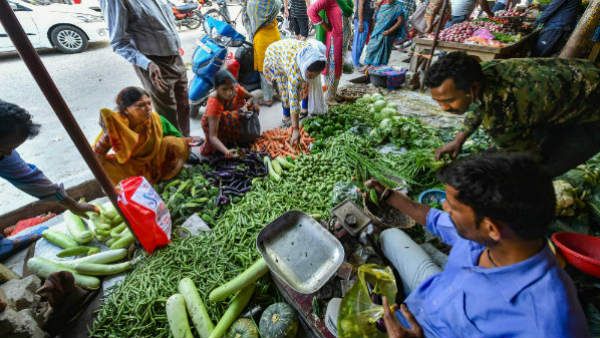 ಲಾಕ್ಡೌನ್ ಸಡಿಲಿಕೆ: ಗಗನಕ್ಕೇರಿದ ಹಣ್ಣು ತರಕಾರಿ ಬೆಲೆ!