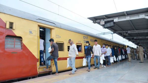 ವಿಡಿಯೋ: ರೈಲು ನಿಲ್ದಾಣದ ಆಹಾರದ ವಾಹನವನ್ನೇ ದೋಚಿದ ಕಾರ್ಮಿಕರು