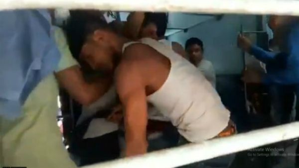 Video: ಆಹಾರಕ್ಕಾಗಿ ರೈಲಿನಲ್ಲಿ ಕಾರ್ಮಿಕರ ಹೊಡೆದಾಟ