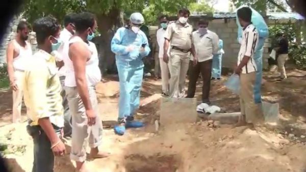 ಕೋಲಾರದಲ್ಲಿ ಹೂತಿಟ್ಟ ಶವ ಹೊರತೆಗೆದು ಮರಣೋತ್ತರ ಪರೀಕ್ಷೆ