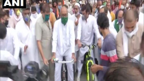 ಸೈಕಲ್ ಏರಿದ ಕಾಂಗ್ರೆಸ್ ಮುಖಂಡ ದಿಗ್ವಿಜಯ್ ಸಿಂಗ್ ವಿರುದ್ಧ ಎಫ್ಐಆರ್!