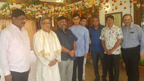 ಮಾಜಿ ಸಿಎಂ ಎಸ್‌ಎಂಕೆ ಮನೆಯಲ್ಲಿ ತಾಂಬೂಲ ಶಾಸ್ತ್ರ ಮುಗಿಸಿದ ಡಿಕೆಶಿ ಕುಟುಂಬ