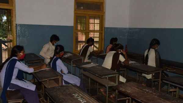 ರಾಮನಗರದಲ್ಲಿ ಕೊರೊನಾ ಭಯದಿಂದ ಪರೀಕ್ಷೆಗೆ ಗೈರಾದ SSLC ವಿದ್ಯಾರ್ಥಿಗಳೆಷ್ಟು?