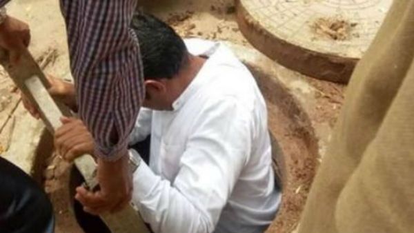 ಮಂಗಳೂರು; ಮ್ಯಾನ್​​ ಹೋಲ್​​ಗೆ ಇಳಿದು ದುರಸ್ತಿ ಮಾಡಿದ ಕಾರ್ಪೊರೇಟರ್