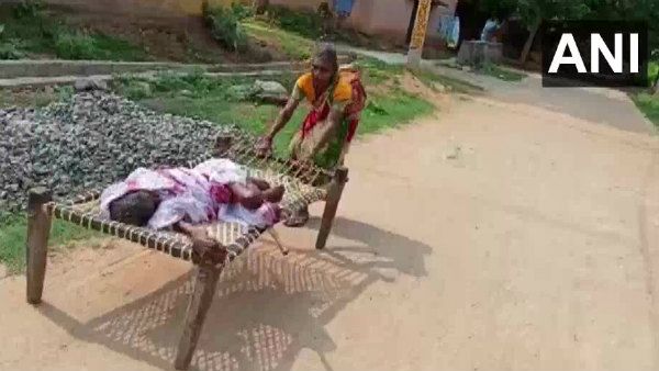 ಅಧಿಕಾರಿ ದರ್ಪ: ಪಿಂಚಣಿ ಹಣಕ್ಕಾಗಿ ನಡೆದ ಕರುಣಾಜನಕ ಘಟನೆ