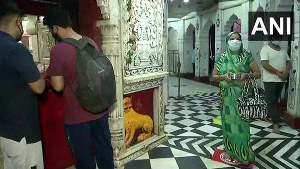 ದೇವಸ್ಥಾನ, ಮಸೀದಿಗಳಲ್ಲಿ ಮಾಸ್ಕ್ ತೊಟ್ಟ ಭಕ್ತರಿಂದ ಪ್ರಾರ್ಥನೆ ಶುರು!