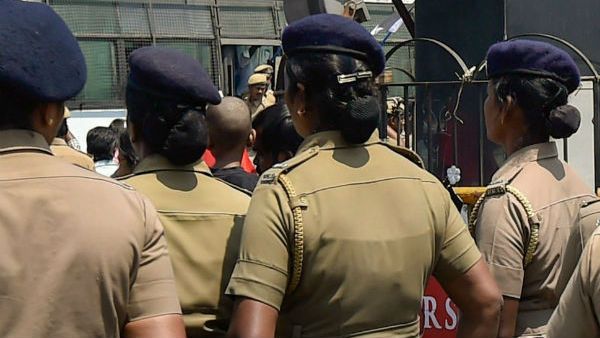 ಪತಿ ಎಂದು ಸುಳ್ಳು ಹೇಳಿ ಪ್ರಿಯಕರನ ಜೊತೆ ಮಹಿಳಾ ಪೊಲೀಸ್ ಕ್ವಾರಂಟೈನ್