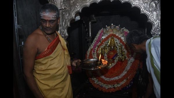 ಆಷಾಢ ಮಾಸದ 3ನೇ ಶುಕ್ರವಾರ: ಚಾಮುಂಡೇಶ್ವರಿಗೆ ವಿಶೇಷ ಪೂಜೆ