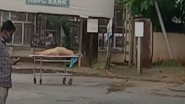 ಎಂಜಿಎಂ ಆಸ್ಪತ್ರೆ ಹೊರಭಾಗದಲ್ಲೇ ಕೊವಿಡ್-19 ರೋಗಿಯ ಮೃತದೇಹ!