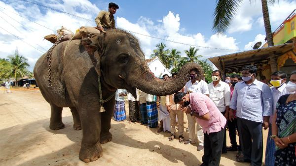 ಮಕ್ಕಳ ಹಾಸಿಗೆ ದಿಂಬಿನಲ್ಲಿ ಲೂಟಿ ಹೊಡೆದವರು ಲೆಕ್ಕ ಕೇಳುತ್ತಿದ್ದಾರೆ