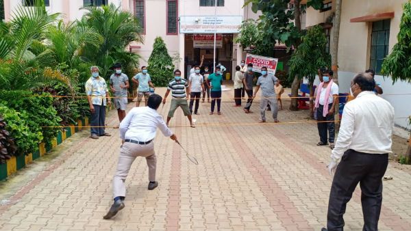 ಕೊವಿಡ್ ರೋಗಿಗಳ ಜೊತೆ ಬ್ಯಾಡ್ಮಿಂಟನ್ ಆಡಿದ ಹುಬ್ಬಳ್ಳಿ ವೈದ್ಯರು