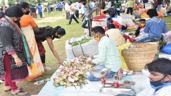 ಕೊರೊನಾ ನಡುವೆಯೂ ಮೈಸೂರಲ್ಲಿ ವರಮಹಾಲಕ್ಷ್ಮಿ ಹಬ್ಬದ ಖರೀದಿ ಜೋರು