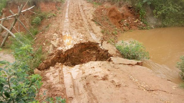 ಚಿಕ್ಕಮಗಳೂರು: ಭಾರಿ ಮಳೆಗೆ ತಾತ್ಕಾಲಿಕ ಸೇತುವೆ ಕುಸಿತ
