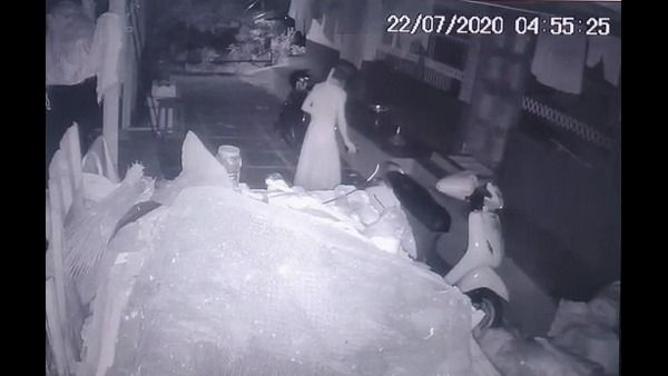 ರಾತ್ರೋರಾತ್ರಿ ಮಹಿಳೆಯರ ಉಡುಪು ಮಾಯ; ಸಿಸಿ ಟಿ.ವಿ. ನೋಡಿದವರಿಗೆ ಶಾಕ್