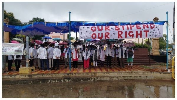 ದಾವಣಗೆರೆ: ವೈದ್ಯಕೀಯ ವಿದ್ಯಾರ್ಥಿಗಳಿಗೆ ವಿನಯ್ ಕುಮಾರ್, ರಘು ದೀಕ್ಷಿತ್ ಬೆಂಬಲ