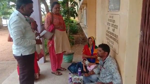 ಕುಟುಂಬ ಸಮೇತ ವಿಕಾಸಸೌಧದ ಮುಂದೆ ಧರಣಿ ಕುಳಿತ ಗ್ರಾ.ಪಂ ಡಾಟಾ ಎಂಟ್ರಿ ಆಪರೇಟರ್