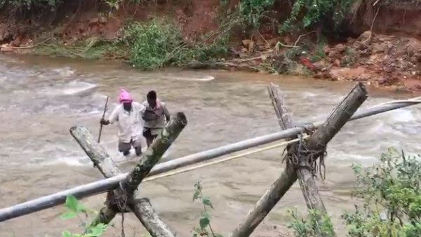 ಚಿಕ್ಕಮಗಳೂರು: ಕೊಚ್ಚಿ ಹೋದ ಸೇತುವೆ, ನದಿಯಲ್ಲಿ ಜನರ ಓಡಾಟ