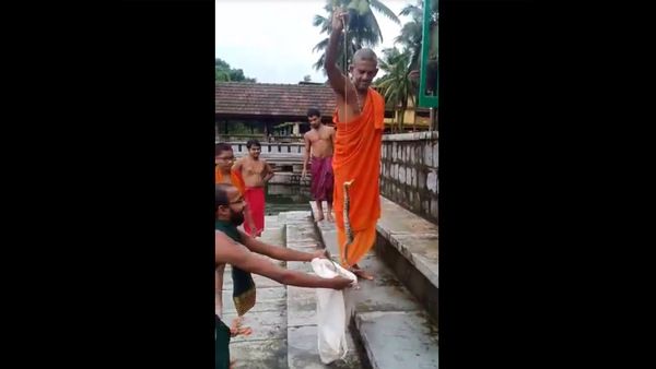 ಹಾವನ್ನು ಹಿಡಿಯುವ ಸರಳ ವಿಧಾನವನ್ನು ಲೈವ್ ತೋರಿಸಿಕೊಟ್ಟ ಪೇಜಾವರ ಶ್ರೀಗಳು